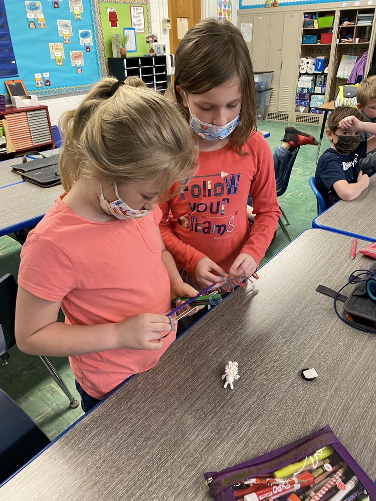 Mrs. Heath's 2nd Grade Class makes Catapults