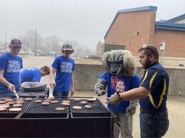 Saluki Helps FFA with Cookout